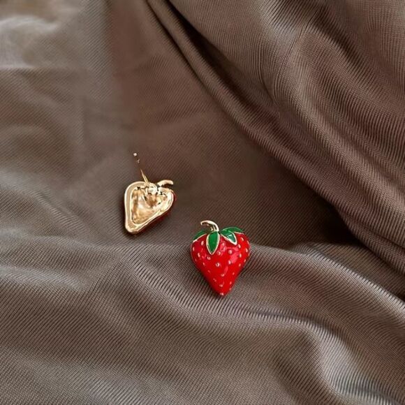 🔅🆕🔅 🍓 Cute Strawberry Gold Plated Stud Earrings🍓✨ - Picture 5 of 9